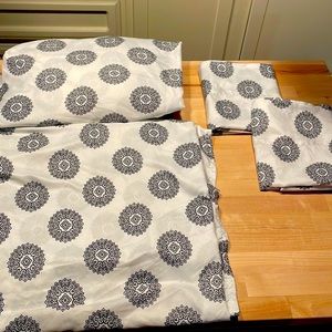 Cynthia Rowley double/full bed sheet set. Black & White medallion print